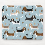 Basset Hound Hund Bones och Tass Mouse Pad Musmatta<br><div class="desc">Cute Basset Hound hundar med brun,  svart,  vit och citron jackar med utspridda ben från hund och tass avtryck roligt mönster.</div>