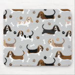 Basset Hound Hund Bones och Tass Musmatta<br><div class="desc">Cute Basset Hound hundar med brun,  svart,  vit och citron jackar med utspridda ben från hund och tass avtryck roligt mönster.</div>