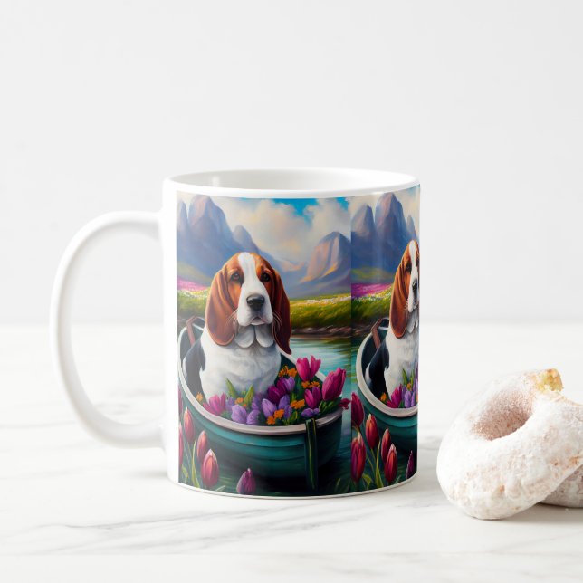 Basset Hound-Hund på en Paddle: ett Sceniskt Ävent Kaffemugg (Med munk)