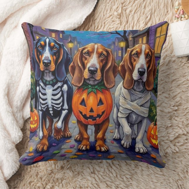 Basset Hound Hundar Trick- or Treating in Hallowee Kudde (Filt)