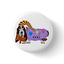 Basset Hound i pyjamas med nallebjörn