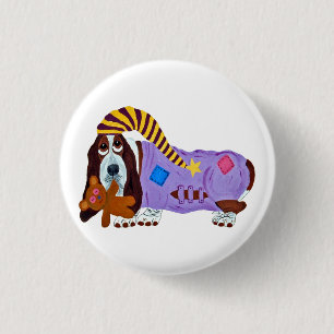 Basset Hound i pyjamas med nallebjörn Knapp