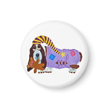 Basset Hound i pyjamas med nallebjörn