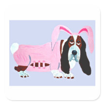 Basset Hound i rosa kanin kostym