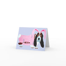 Basset Hound i rosa kanin kostym