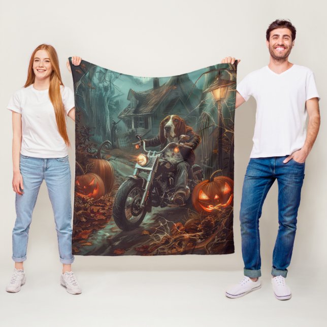 Basset Hound kör motorcykel Halloween läskig Fleecefilt (På plats)