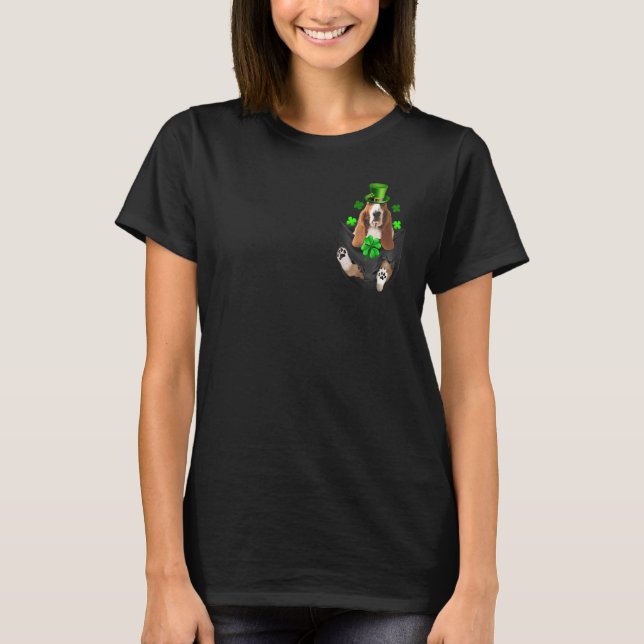 Basset Hound Leprechaun in Pocket St. Patrick's Da T Shirt (Framsida)