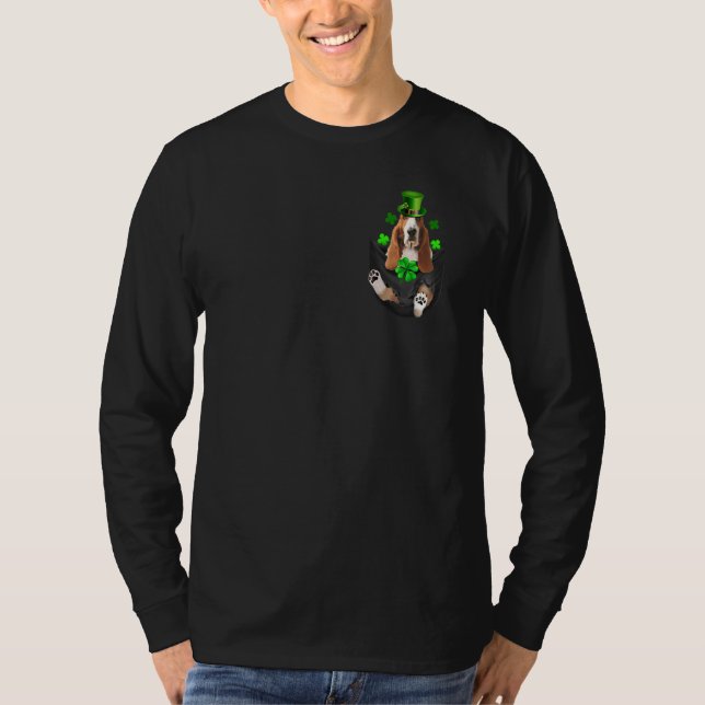 Basset Hound Leprechaun in Pocket St. Patrick's Da T Shirt (Framsida)