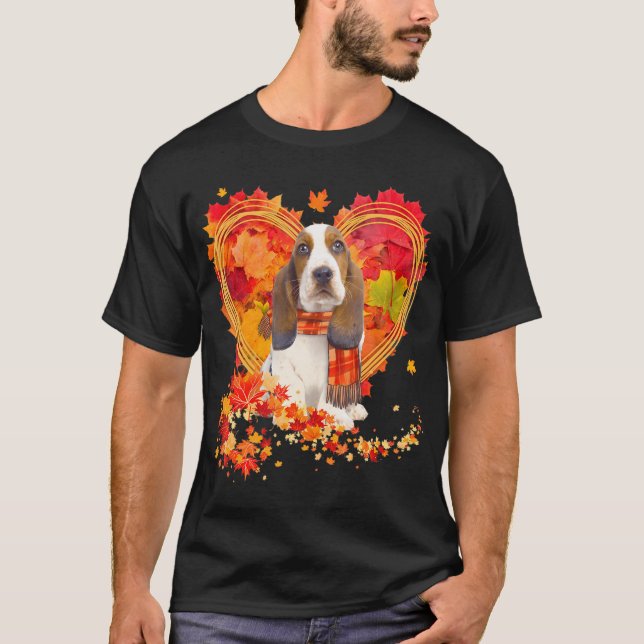 Basset Hound med Höst löv i hjärtat T Shirt (Framsida)