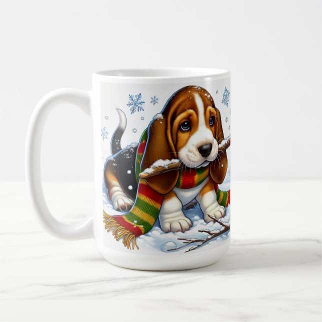 Basset Hound Puppy i Snö med Scarf och Gren Kaffemugg (Vänster)