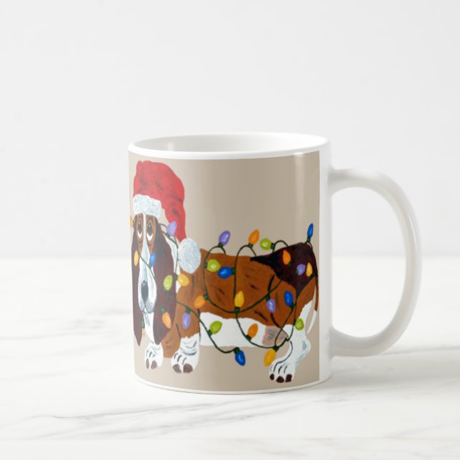 Basset intrasslad i julgransbelysning kaffemugg (Höger)