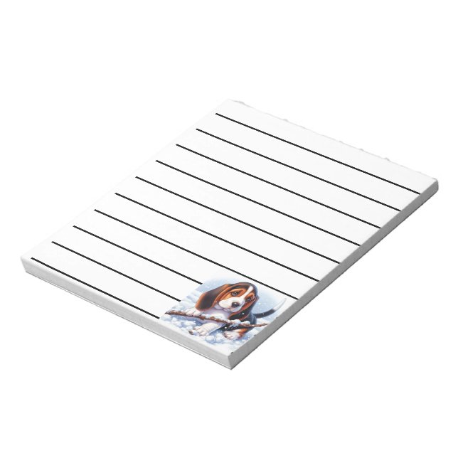 Basset Puppy spelar med ett stift in Winter Snö Anteckningsblock (Roterad)