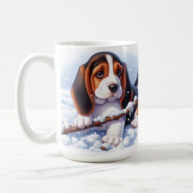 Basset Puppy spelar med ett stift in Winter Snö Kaffemugg (Vänster)