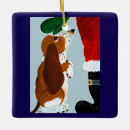Basset-valp får en husdjur av Tomte Julgransprydnad Keramik
