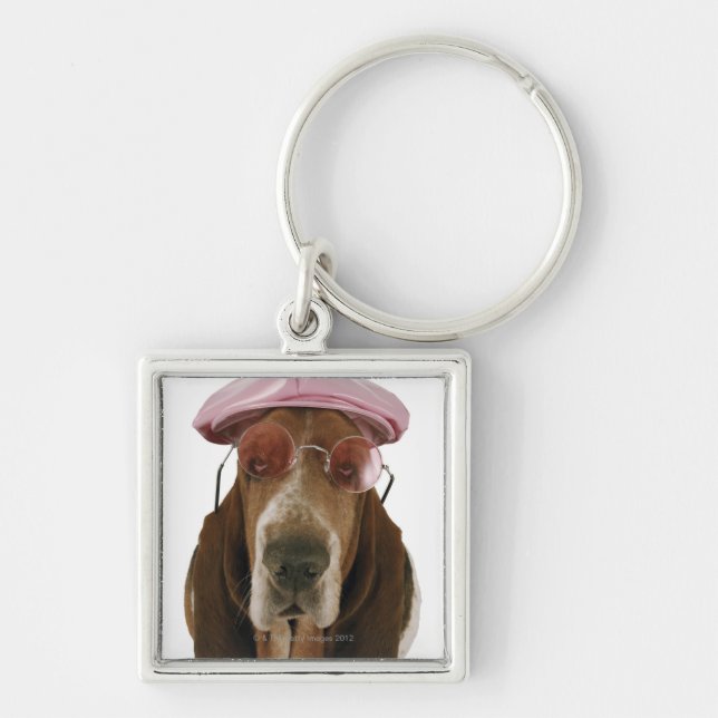 Bassethund i solglasögon och lock fyrkantig silverfärgad nyckelring (Framsidan)