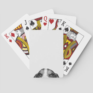 Bassethund som leker kort spel kort