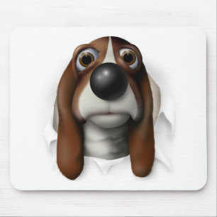 Bassethund som ut slår sönder musmatta