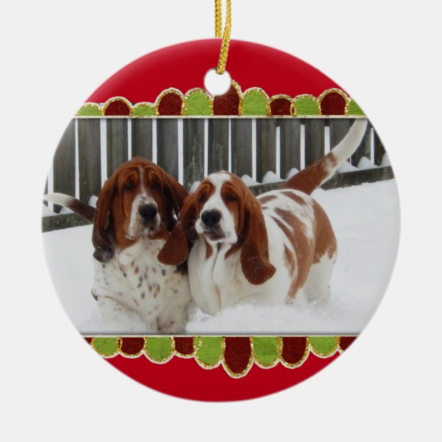 Bassethundar i snön på julprydnad julgransprydnad keramik (Framsidan)