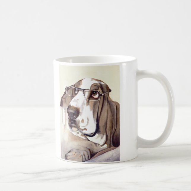Bassethunden med "ser min ögon stora i dessa? ", kaffemugg (Höger)