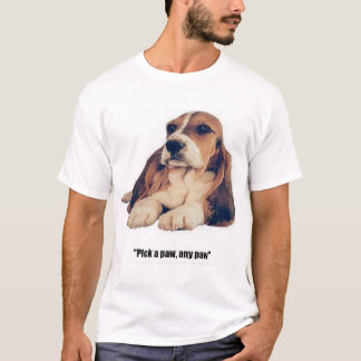 Bassethunden, väljer en tass t-shirt