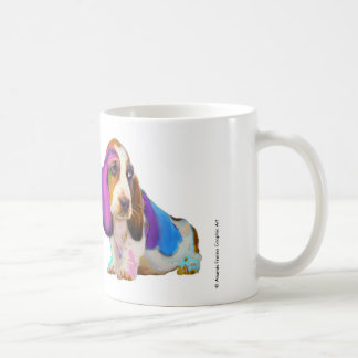 Bassethundfullt av färgmuggen kaffemugg