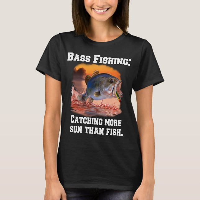 Bassfiske: Fångar mer sol än fisk T Shirt (Framsida)