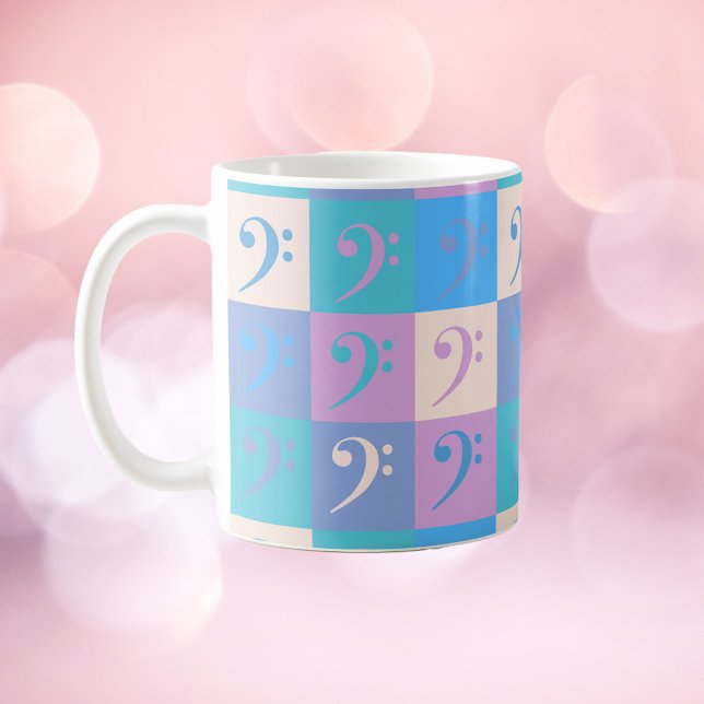 Bassnyckel Mönster Musik Pastellfärger Kaffemugg (A mug with a pattern of bass clefs.)