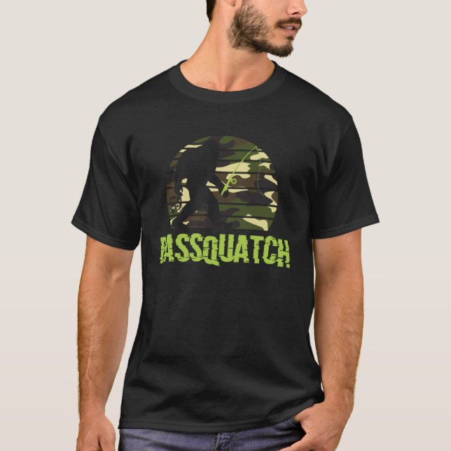 Bassquatch Camo Fishing Sasquatch Men & Womens Cam T Shirt (Framsida)