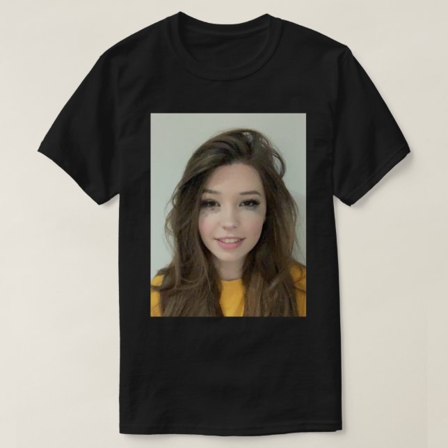 BÄST SÄLJANDE - Belle Delphine Mugshot Merchandise T Shirt (Design framsida)