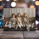 Bästa året än Kalligrafi Fotovit typ Julkort<br><div class="desc">Foto för fullt med textövertäckning - Använda ett vågrät foto för att skapa ett unikt och trendig God jul hälsning med ett vismiskt gräs gren på baksidan. Den här designen har en abstrakt som känns för den med färgat inslag och ett handskrivet teckensnitt. Om du vill flytta något runt klickar...</div>