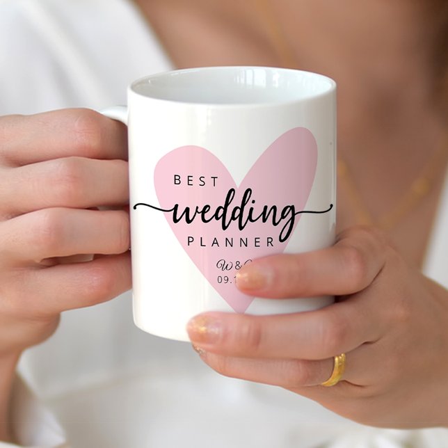 Bästa Bröllopsfixaren Rosa Heart Initialer Kaffemugg (Best Wedding Planner Mug with the bride and groom initials.)