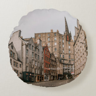 BÄSTA BROWN-KONCRET BYGGNAD UNDER PARKED  RUND KUDDE