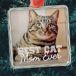 Bästa Cat Mamma någonsin Modern Anpassningsbar Pet Julgransprydnad Metall<br><div class="desc">Den här enkla och klassiska designen består av serif-typografi och lägger till ett anpassningsbar-foto</div>