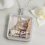 Bästa Cat Mamma någonsin Modern Anpassningsbar Pet Silverpläterat Halsband<br><div class="desc">Den här enkla och klassiska designen består av serif-typografi och lägger till ett anpassningsbar-foto</div>