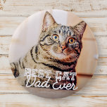 Bästa Cat Pappa någonsin Modern Anpassningsbar Pet Knapp<br><div class="desc">Den här enkla och klassiska designen består av serif-typografi och lägger till ett anpassningsbar-foto</div>