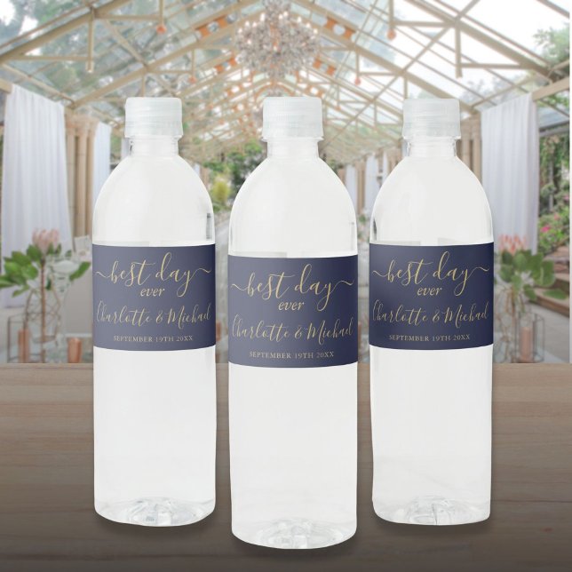Bästa dagen någonsin Manus Marinblå och guldbröllo Vattenflaskor Etikett (Best Day Ever Script Navy Blue And Gold Wedding Water Bottle Label)