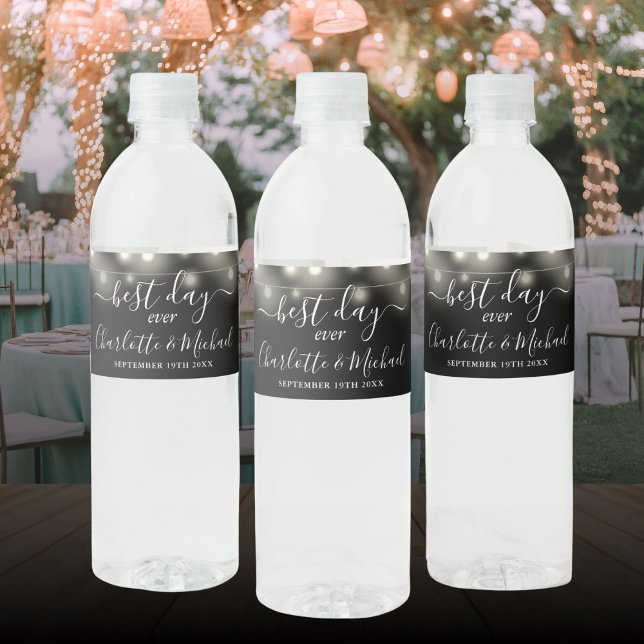 Bästa dagen någonsin Strängljus Svart Vitt Bröllop Vattenflaskor Etikett (Best Day Ever String Lights Black White Wedding Water Bottle Label)