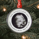 Bästa gåva till Ultraljudsrunda med Baby-foton Julgransprydnad Metall<br><div class="desc">God julklapp någonsin. Fira den dyrbara gåvan din nyaste familjemedlem med en snyggt ett foto runt metall ornament. Könsneutral design är lämplig för en pojke eller flicka från nyfödd bebis. Formuleringar och bild på den här mallen är enkla att anpassa. (IMAGE & TEXT DESIGN TIPS: 1) Lägg till blanksteg i...</div>