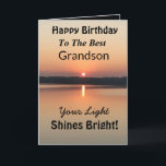 Bästa Grandson Light Shines Bright Birthday Kort<br><div class="desc">Visa din önskemål till din barnson under en lycklig-dag på ett inspirerande födelsedagskort med "Ditt ljus Shines Bright". Det minsta mönstret är modernt,  med fet färg från guld och svart som visar vatten och ett fredligt sjö.</div>