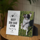 Bästa Hund Pappa någonsin Foto Fars dag<br><div class="desc">En enkel fotoplaque från hundägare med ett foto av husdjuret, en teckning av en tass-fist från hundar som pumpar sina ägares hand, titeln "BEST HUND EVER" i ett modernt fet typsnitt, lycklig fars dag, ett sött hjärta och husdjuren PAPPA. En perfekt gåva för att visa kärlek på fars dag eller...</div>