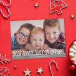Bästa jultomte Vi kan förklara ett roligt fotoport Julkort<br><div class="desc">Det här söta helgdag har ett fullt-blekt foto (till kant) och ett lustigt hälsning i vitt som säger "Kära Santa, vi kan förklara". Den här designen rymmer ett enda foto på framsidan av vågrät. Kortets baksida är ett klassiskt rand mönster i akvarium och vitt, som kan avlägsnas om så önskas....</div>