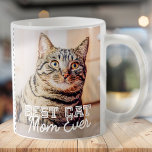 Bästa Kat Mamma någonsin Modern Anpassningsbar Fot Kaffemugg<br><div class="desc">Den här enkla och klassiska designen består av serif-typografi och lägger till ett anpassningsbar-foto</div>