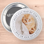 Bästa Kat Pappa efter klassiskt vanligt foto Knapp<br><div class="desc">Den här enkla och klassiska designen består av serif-typografi och lägger till ett anpassningsbar-foto. "Best Cat Pappa by Par" omger ram.</div>