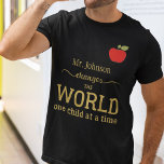 Bästa lärarcitattappel för typografi namn guld tee<br><div class="desc">Skriptcitat från inspirationsläraren guld med personlig namn | text och ett rött äpple skapar en tankfull keepsakigift för din bästa lärare.</div>