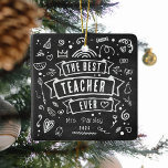 Bästa lärare någonsin Roligt Chalk Doodle-jul Julgransprydnad Keramik<br><div class="desc">Roligt "Best Teacher nånsin",  kritskartong doodle jul Ornament. Denna moderna utformning är den perfekt gåva som säger tack till lärarna denna julklapp. Anpassa helt enkelt deras namn och år.</div>