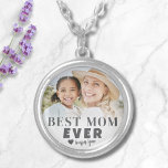 Bästa Mamma-Anpassningsbarna, foto Mor Silverpläterat Halsband<br><div class="desc">Personlig Bästa Mamma någonsin Anpassningsbar Foto Necklace. Detta "bästa Mamma någonsin"-halsband är en hjärtlig hjärtefråga som firar moderskap och mamma speciella roll. Den runda, feta, moderna typografin över en mjuk vit, blå bakgrund kombinerar elegans med sentimentalitet. Teckensnitt och hjärtaccent kan anpassas för en giftig personlig. Lägg till ett favoritfoto av...</div>