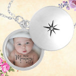 Bästa Mamma någonsin - foto Berlockhalsband<br><div class="desc">Modern,  elegant och snyggt Bästa Mamma Aldrig Locket Necklace med anpassningsbarnas fotomall. Den här designen har ett foto med anpassningsbarna "best mamma ever" med en kombination av kalligrafi och typografi. Perfekt för mammor på födelsedagar,  mors dag firande,  familjeåterföreningar och andra särskilda tillfällen.</div>