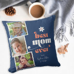 Bästa Mamma någonsin moderna typografi 3-foto Kudde<br><div class="desc">Dekorativ kudde är en perfekt gåva till mamma. Utformningen har 3 kvadratiska bilder och accentueras med texten "Bästa Mamma någonsin" och accentueras med en enkel daisy. Anpassa denna gåva till mamma med bilder och namn till hennes barn.</div>