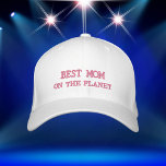 Bästa Mamma på planeten Broderad Keps<br><div class="desc">Bästa Mamma på planeten är en broderad basket. Baseball Cap visas i vitt med rosa broderier. Perfekt för Mors dag,  födelsedagspresent,  julgåva eller när som helst.</div>