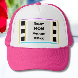 Bästa Mamma-utmärkelse, 20:e Coolan, Girly-Rosa Keps